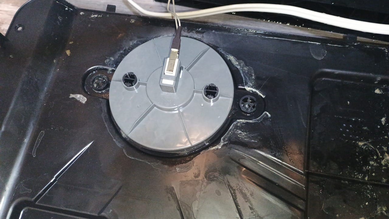 Dishwasher motor mounting plate and wiring connector